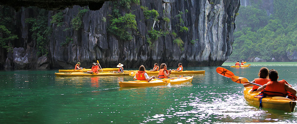 Chèo thuyền Kayaking trên vịnh Hạ Long