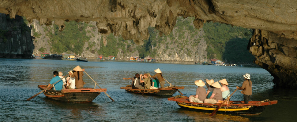 Chèo đò nan tham quan vịnh Hạ Long