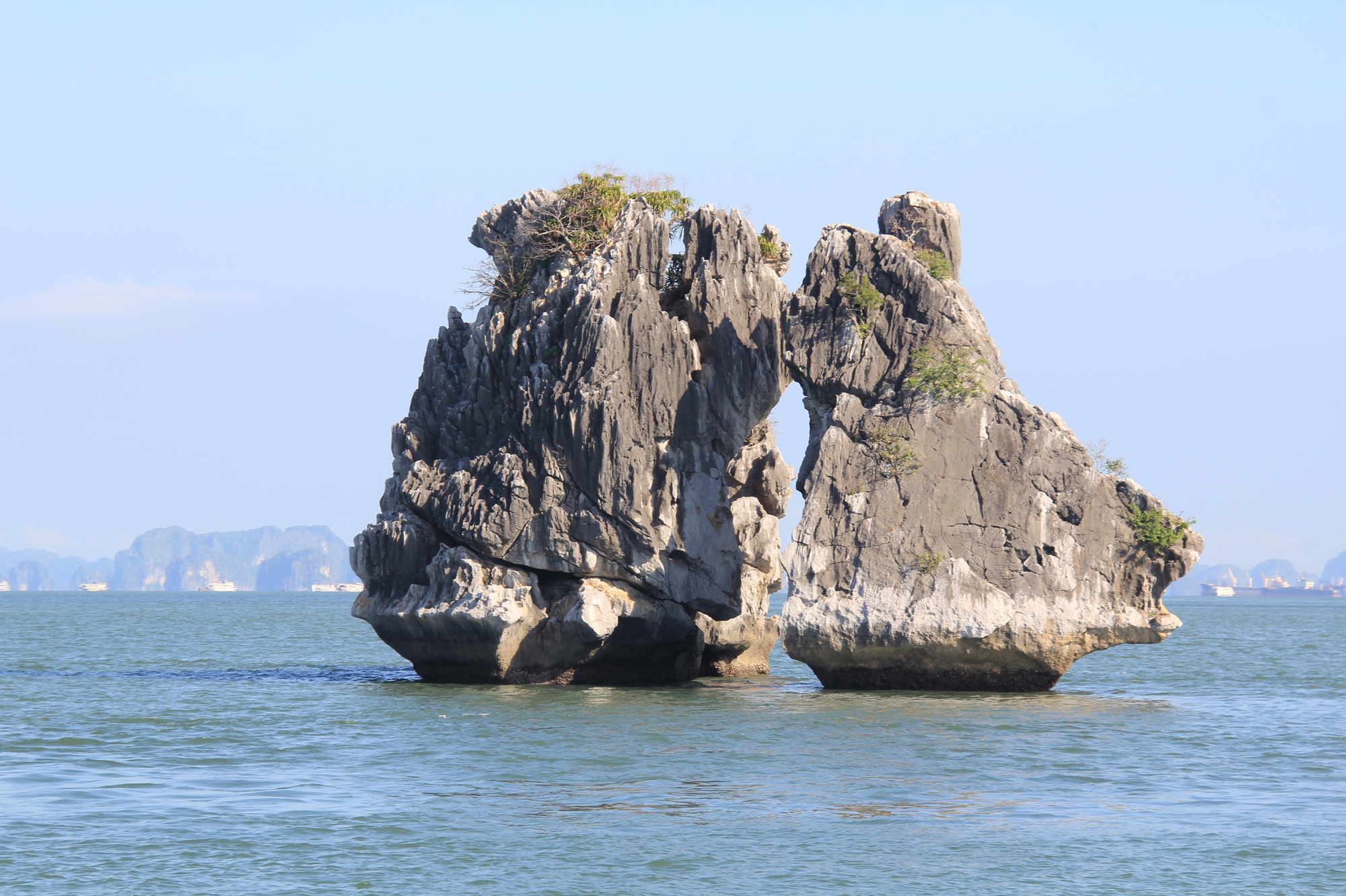 Tour vịnh Hạ Long - Sửng Sốt - Titop - Chèo thuyền kayaking giá rẻ